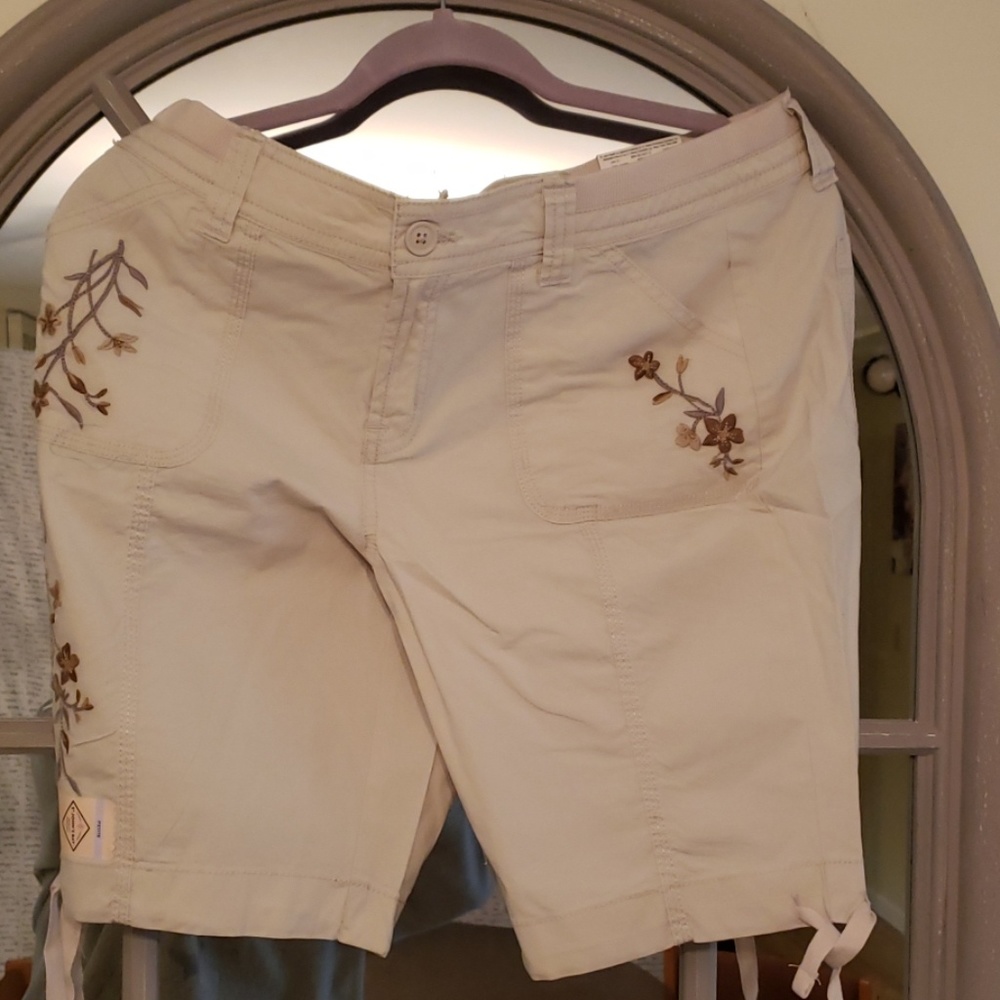 St. John's Bay 6p Tan Shorts "NWT" Floral